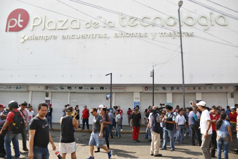En la ciudad de Veracruz, locatarios del mercado Unidad Veracruzana  y de la Plaza de la Tecnología, se armaron de palos y tubos para defender sus comercios ante el rumor de un posible intento de saqueo. 