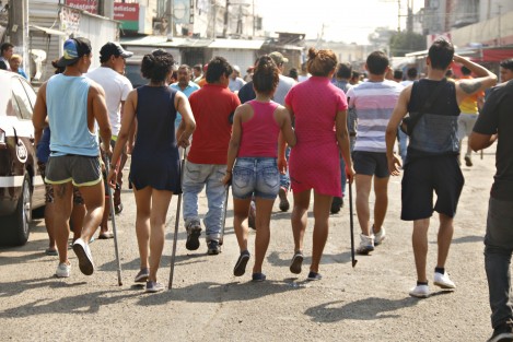 En la ciudad de Veracruz, locatarios del mercado Unidad Veracruzana  y de la Plaza de la Tecnología, se armaron de palos y tubos para defender sus comercios ante el rumor de un posible intento de saqueo. 