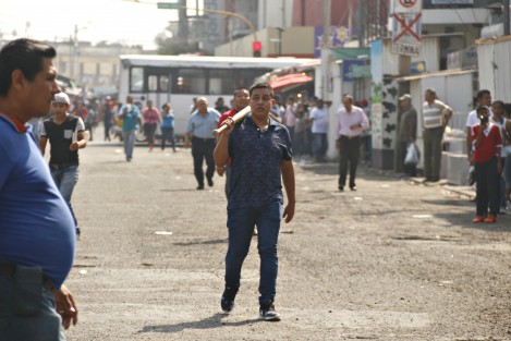
En la ciudad de Veracruz, locatarios del mercado Unidad Veracruzana  y de la Plaza de la Tecnología, se armaron de palos y tubos para defender sus comercios ante el rumor de un posible intento de saqueo. 