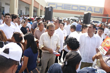 El gobernador de Veracruz, Miguel Ángel Yunes Linares, acudió al centro comercial Las Brisas para hacer la entrega de cerca de 10 mil vales de despensa a personas de escasos recursos. El vale era por la cantidad de 500 pesos.