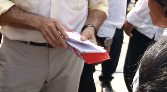 Los recursos para estos vales no son del gobierno estatal sino personales del Gobernador MAYL, según dijo, y no son paa saqueadores, sino para mujeres  que no tenían en dónde comprar alimentos para sus familias. 