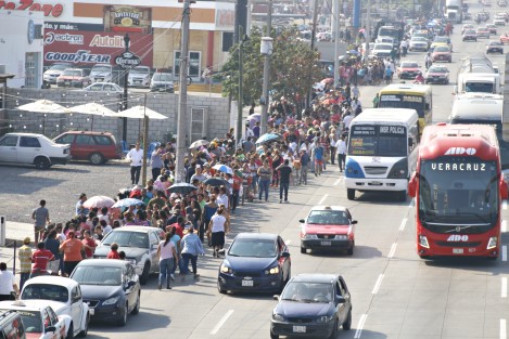Enorme fila para recir los vales de despensa que otorgaría el gobernador de Veracruz de su bolsillo. 