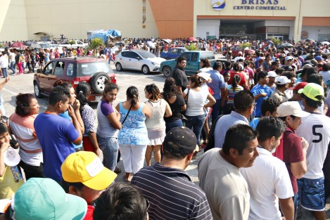 El gobernador de Veracruz, Miguel Ángel Yunes Linares, acudió al centro comercial Las Brisas para hacer la entrega de cerca de 10 mil vales de despensa a personas de escasos recursos. El vale era por la cantidad de 500 pesos. 