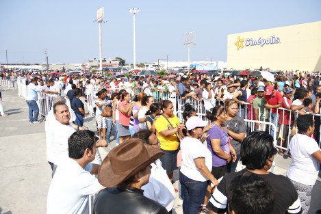 El gobernador de Veracruz, Miguel Ángel Yunes Linares, acudió al centro comercial Las Brisas para hacer la entrega de cerca de 10 mil vales de despensa a personas de escasos recursos. El vale era por la cantidad de 500 pesos.