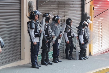 Ante los rumores en redes sobre posibles saqueos en el centro de Xalapa, el comercio  bajó sus cortinas. Al lugar acudieron  elementos de la Secretaría de Seguridad Pública.   
