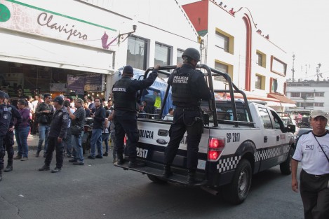 Ante los rumores en redes sobre posibles saqueos en el centro de Xalapa, el comercio  bajó sus cortinas. Al lugar acudieron  elementos de la Secretaría de Seguridad Pública.  