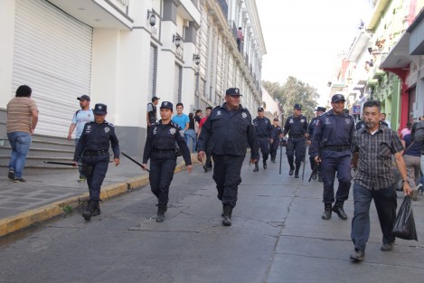 Ante los rumores en redes sobre posibles saqueos en el centro de Xalapa, el comercio  bajó sus cortinas. Al lugar acudieron  elementos de la Secretaría de Seguridad Pública.   