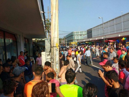 Locatarios del mercado Hidalgo en Veracruz, sometieron, desnudaron y amarraron a tres sujetos que presuntamente habían intentado robar. Los locatarios que vigilan la zona  temiendo saqueos, por lo que en acción rápida lograron someterlos, para posteriormente amárralos a unos postes y  luego fueron entregados a las autoridades.