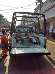  Locatarios del mercado Hidalgo en Veracruz, sometieron, desnudaron y amarraron a tres sujetos que presuntamente habían intentado robar. Los locatarios que vigilan la zona  temiendo saqueos, por lo que en acción rápida lograron someterlos, para posteriormente amárralos a unos postes y  luego fueron entregados a las autoridades.