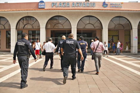 Policías Federales y Navales, acudieron a la Plaza Acuario de Veracruz para supervisar por el rumor de un posible intento de vandalismo. ante esta situación, la administración del lugar decidió cerrar el sitio.