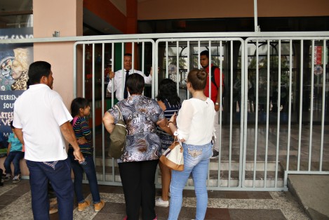 Policías Federales y Navales, acudieron a la Plaza Acuario de Veracruz para supervisar por el rumor de un posible intento de vandalismo. ante esta situación, la administración del lugar decidió cerrar el sitio. 