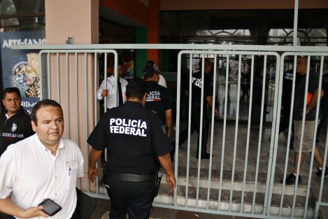Policías Federales y Navales, acudieron a la Plaza Acuario de Veracruz para supervisar por el rumor de un posible intento de vandalismo. ante esta situación, la administración del lugar decidió cerrar el sitio. 