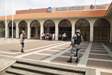 Policías Federales y Navales, acudieron a la Plaza Acuario de Veracruz para supervisar por el rumor de un posible intento de vandalismo. ante esta situación, la administración del lugar decidió cerrar el sitio.