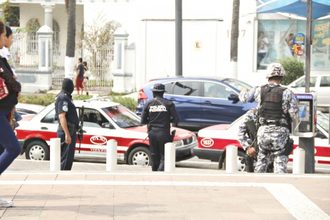 Policías Federales y Navales, acudieron a la Plaza Acuario de Veracruz para supervisar por el rumor de un posible intento de vandalismo. ante esta situación, la administración del lugar decidió cerrar el sitio.