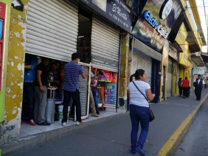 Ante el rumor de la llegada de saqueadores al centro de Xalapa, el comercio cerró sus puertas. 