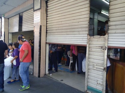 Ante el rumor de la llegada de saqueadores al centro de Xalapa, el comercio cerró sus puertas.  