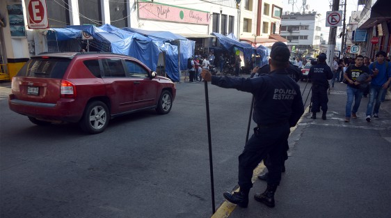 Ante los rumores en redes sobre posibles saqueos en el centro de Xalapa, el comercio bajó sus cortinas. Al lugar acudieron elementos de la Secretaría de Seguridad Pública. 