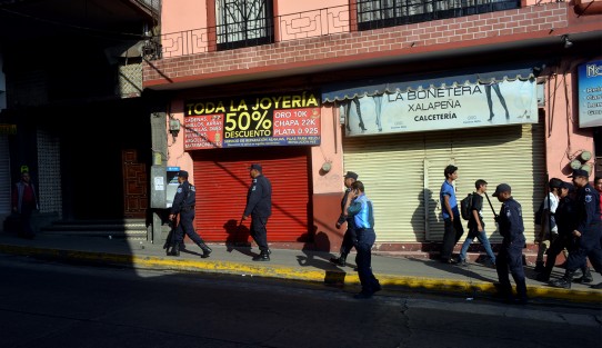 Ante los rumores en redes sobre posibles saqueos en el centro de Xalapa, el comercio bajó sus cortinas. Al lugar acudieron elementos de la Secretaría de Seguridad Pública.