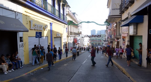 Ante los rumores en redes sobre posibles saqueos en el centro de Xalapa, el comercio bajó sus cortinas. Al lugar acudieron elementos de la Secretaría de Seguridad Pública. 