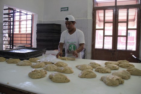 Dentro de todos losconflictos con que inició el 2017, algunas tradiciones persisten, como el disfrutar en familia y con amigos la tradicional Rosca de Reyes, cuya elaboración requiere del arduo trabajo de los panaderos. 