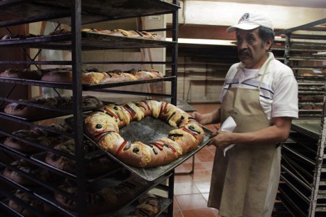 Dentro de todos losconflictos con que inició el 2017, algunas tradiciones persisten, como el disfrutar en familia y con amigos la tradicional Rosca de Reyes, cuya elaboración requiere del arduo trabajo de los panaderos.  