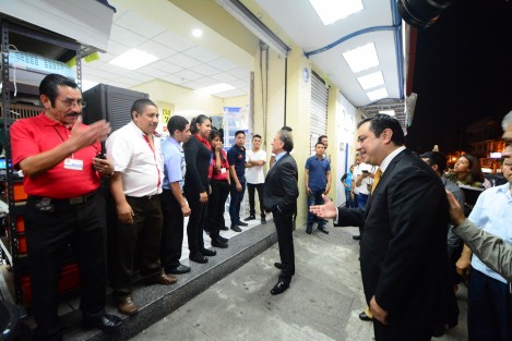 El alcalde Américo Zúñiga Martínez y el gobernador Miguel Ángel Yunes Linares realizaron un recorrido por las principales calles del centro de la ciudad, donde en la tarde de este viernes se alertara a la población y a los empresarios de falsos saqueos en los comercios de la zona. 