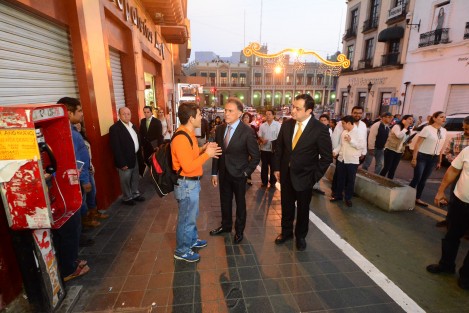 El alcalde Américo Zúñiga Martínez y el gobernador Miguel Ángel Yunes Linares realizaron un recorrido por las principales calles del centro de la ciudad, donde en la tarde de este viernes se alertara a la población y a los empresarios de falsos saqueos en los comercios de la zona.