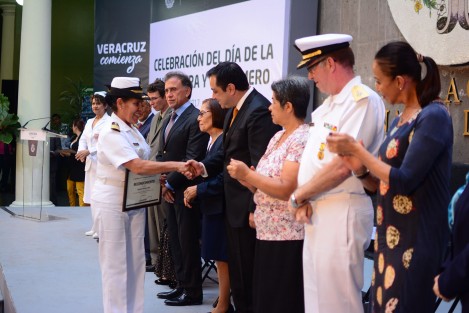 En el Día de la Enfermera y el Enfermero, el alcalde Américo Zúñiga Martínez acompañó al gobernador Miguel Ángel Yunes Linares en la entrega de la medalla al mérito en enfermería a las profesionales de la salud Marciana Román Aguilera y Teresa Rodríguez Alonso, por la entrega y dedicación mostrada a lo largo de sus trayectorias profesionales. 