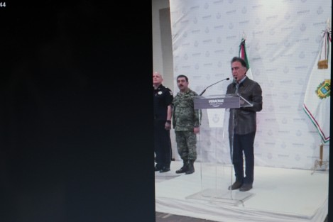 El gobernador de Veracruz, Miguel Ángel Yunes Linares ofreció conferencia de prensa donde informó acciones de seguridad realizadas por los hechos delictivos de las últimas 48 horas, entre las que se encuentran la detención de personas y la cancelación de concesiones a transportistas.  