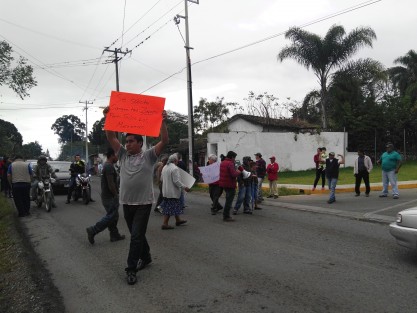 Habitantes de la localidad de Paraje Nuevo realizan el día de hoy una manifestación por el alza a los combustibles, con bloqueos intermitentes sobre la carretera estatal Córdoba-Paso del Macho.