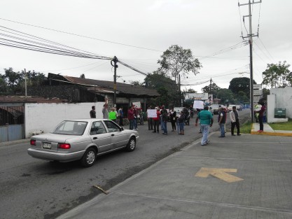 Habitantes de la localidad de Paraje Nuevo realizan el día de hoy una manifestación por el alza a los combustibles, con bloqueos intermitentes sobre la carretera estatal Córdoba-Paso del Macho. 