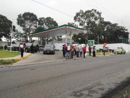 Habitantes de la localidad de Paraje Nuevo realizan el día de hoy una manifestación por el alza a los combustibles, con bloqueos intermitentes sobre la carretera estatal Córdoba-Paso del Macho.