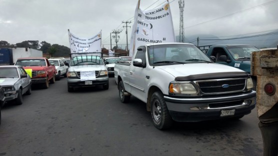 Alrededor de 200 integrantes de la Organización Mexicana Titlapowaske Tekiwshkapa AC, realizan una marcha lenta sobre la carretera federal Acultzingo-Orizaba para inconformarse en contra del alza la gasolina. 