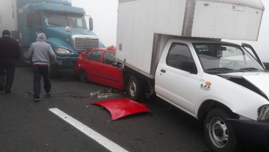 Al menos 10 lesionados, daños materiales cuantiosos y el bloqueo total de la circulación fue lo que dejó como saldo la carambola donde participaron 22 vehículos, entre los kilómetros 220+700 y 223 de la autopista Puebla-Veracruz, al parecer por la falta de visibilidad por la densa niebla. 