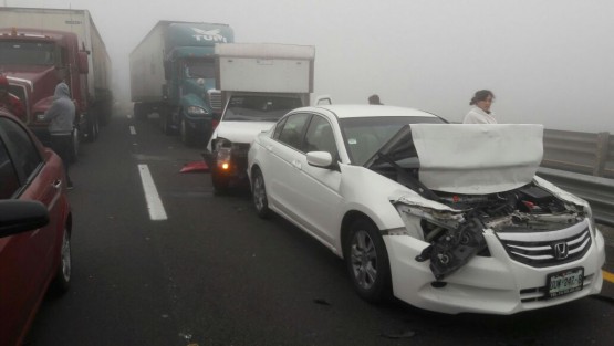 Al menos 10 lesionados, daños materiales cuantiosos y el bloqueo total de la circulación fue lo que dejó como saldo la carambola donde participaron 22 vehículos, entre los kilómetros 220+700 y 223 de la autopista Puebla-Veracruz, al parecer por la falta de visibilidad por la densa niebla.