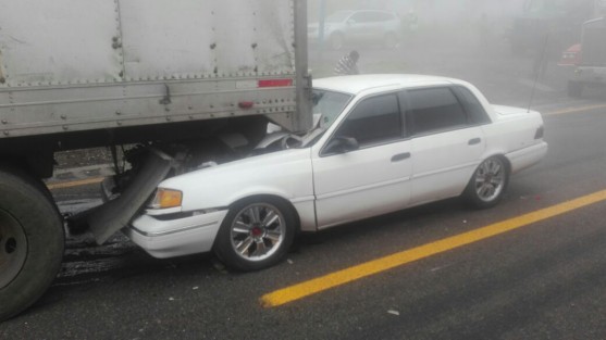 Al menos 10 lesionados, daños materiales cuantiosos y el bloqueo total de la circulación fue lo que dejó como saldo la carambola donde participaron 22 vehículos, entre los kilómetros 220+700 y 223 de la autopista Puebla-Veracruz, al parecer por la falta de visibilidad por la densa niebla.