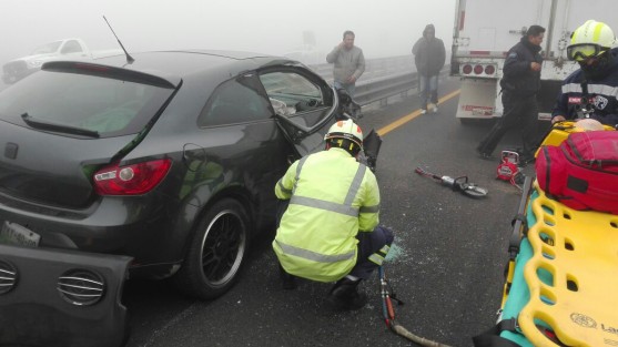 Al menos 10 lesionados, daños materiales cuantiosos y el bloqueo total de la circulación fue lo que dejó como saldo la carambola donde participaron 22 vehículos, entre los kilómetros 220+700 y 223 de la autopista Puebla-Veracruz, al parecer por la falta de visibilidad por la densa niebla. 