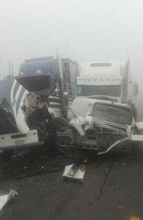 Al menos 10 lesionados, daños materiales cuantiosos y el bloqueo total de la circulación fue lo que dejó como saldo la carambola donde participaron 22 vehículos, entre los kilómetros 220+700 y 223 de la autopista Puebla-Veracruz, al parecer por la falta de visibilidad por la densa niebla. 