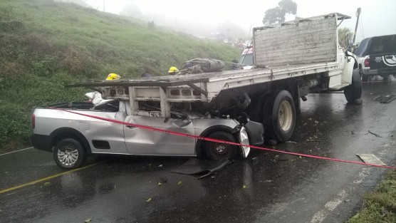 En Tomatlán un trágico accidente se registró la tarde de este sábado cuando un camión de plataforma impactó una camioneta, la misma que chocó contra un taxi; en el lugar fallecieron la conductora de la camioneta y una de sus hijas al quedar prensadas en la unidad.
