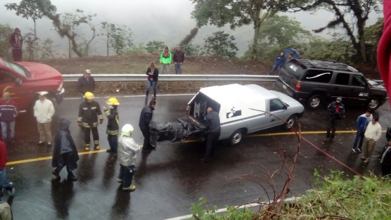 En Tomatlán un trágico accidente se registró la tarde de este sábado cuando un camión de plataforma impactó una camioneta, la misma que chocó contra un taxi; en el lugar fallecieron la conductora de la camioneta y una de sus hijas al quedar prensadas en la unidad.