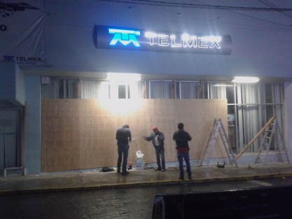 Trabajadores de TELMEX en Huatusco sellaron el frente de su tienda ante la convocatoria en redes sociales para acudir a saquear comercios la mañana de este domingo. 