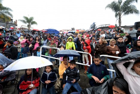 A pesar de la lluvia que se dejó sentir durante la mañana de este sábado, el Sistema para el Desarrollo Integral de la Familia de Xalapa entregó bicicletas y juguetes a niñas y niños de la capital, durante el festival de Día de Reyes realizado en el Paseo de Los Lagos. 
