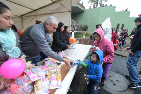 En nombre de la presidenta del DIF Xalapa, Mariana Yorio, y del alcalde Américo Zúñiga Martínez, el Director Adolfo Toss Capistrán entregó bicicletas y regalos, en un evento en el que participaron la Maga Kenia con el show infantil Los Trolls y se organizaron juegos.
