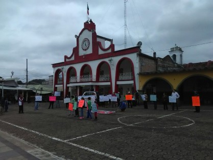 Un grupo de personas de diversos sectores se manifestó en Ixhuatlán del Café contra el gasolinazo.