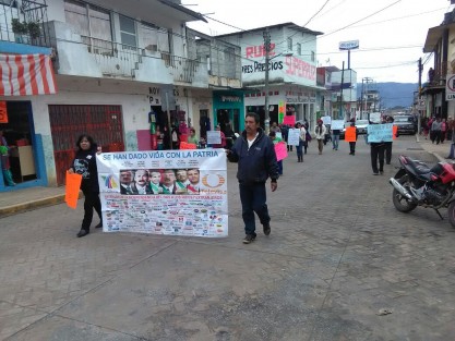Un grupo de personas de diversos sectores se manifestó en Ixhuatlán del Café contra el gasolinazo.