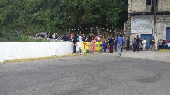Familiares y amigos de los integrantes del Deportivo Camarón, se reunieron este domingo para recordarlos, a dos días del primer aniversario de su fallecimiento, cuando 22 personas perdieron la vida al caer el autobús en que viajaban al río Atoyac. 
