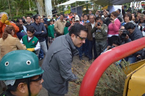 El Alcalde de Xalapa, Américo Zúñiga,  acompañado por los Delegados de la Semarnat y Conafor así como de la Secretaria de Medio Ambiente, dieron inicio a la campaña <em>Recicla tu Navidad</em>, con la finalidad de reutilizar los árboles navideños y transformarlos en composta.