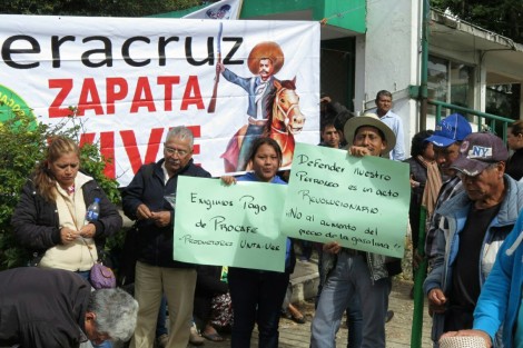 Integrantes de la organización campesina UNTA arribaron esta mañana a las instalaciones de la SAGARPA para exigir al gobierno federal baje el precio de las gasolinas lo que afecta a los productores del campo, así como la entrega de proyectos productivos.  