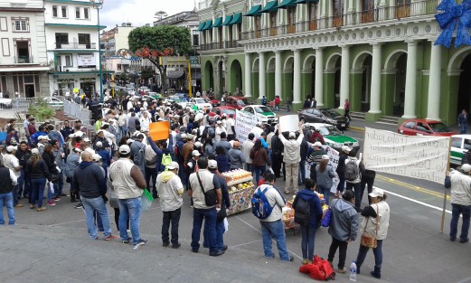 En la Plaza Lerdo, trabajadores del Seguro Popular contnúan con sus protestas, pese a que el gobernador Miguel Ángel Yunes declarara que la mayoría de ellos serán recontratados.