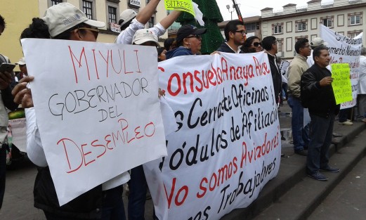 En la Plaza Lerdo, trabajadores del Seguro Popular contnúan con sus protestas, pese a que el gobernador Miguel Ángel Yunes declarara que la mayoría de ellos serán recontratados. 